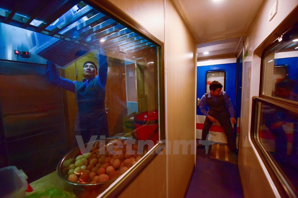 La Corporación Ferroviaria de Vietnam, en colaboración con la compañía de Servicios del aeropuerto de Tan Son Nhat, ofrece comidas gratuitas (Foto: Minh Sơn/Vietnam+)