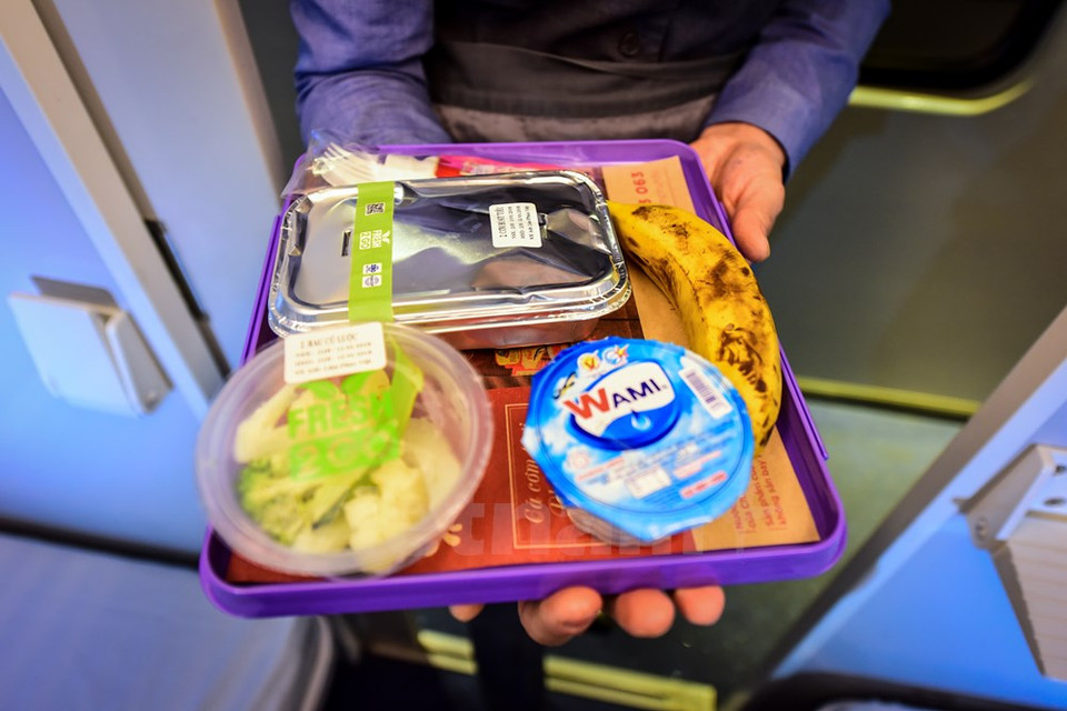 La Corporación Ferroviaria de Vietnam, en colaboración con la compañía de Servicios del aeropuerto de Tan Son Nhat, ofrece comidas gratuitas (Foto: Minh Sơn/Vietnam+)