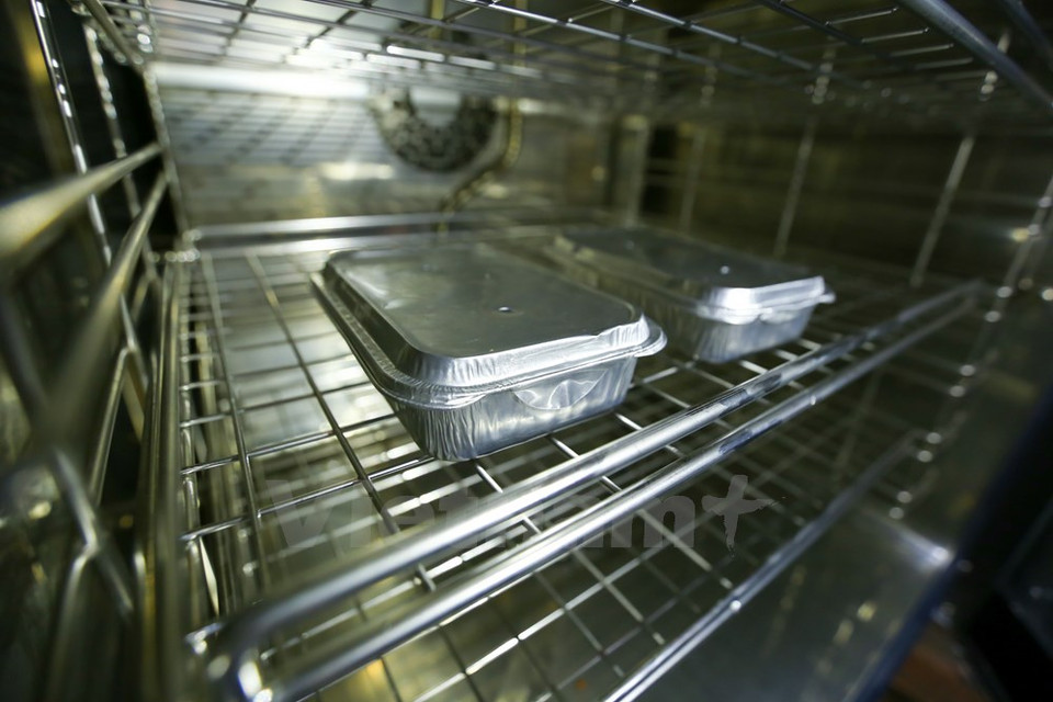 La Corporación Ferroviaria de Vietnam, en colaboración con la compañía de Servicios del aeropuerto de Tan Son Nhat, ofrece comidas gratuitas (Foto: Minh Sơn/Vietnam+)