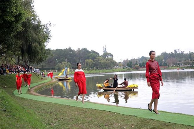 Se trata de una ocasión ideal para que Lam Dong promueva la ropa de seda Bao Loc y brocado de los grupos étnicos minoritarios (Fuente: VNA