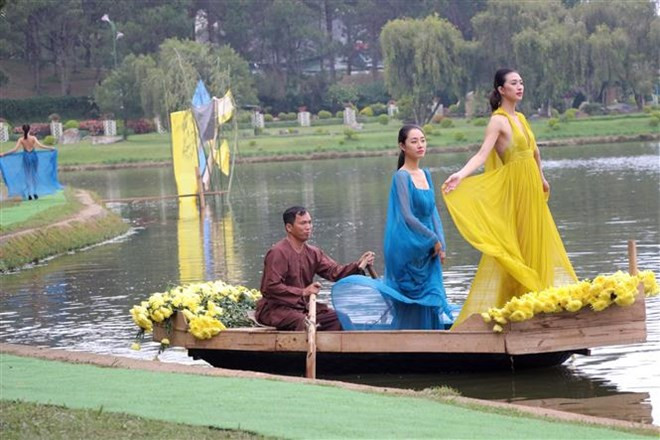 Algunos trajes tradicionales de Vietnam presentados en el festival (Fuente: VNA)