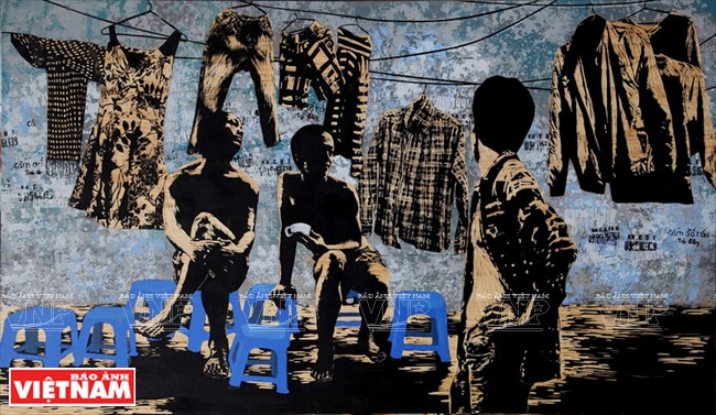 "Junto a la acera", de Ngo Van Sac. (Fuente: VNA)