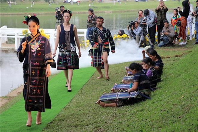  En el espectáculo, 10 productores de seda y 15 diseñadores presentan sus artículos de moda hechos de seda Bao Loc y trajes tradicionales de brocado de los grupos étnicos minoritarios K'Ho y Chau Ma. (Fuente: VNA)