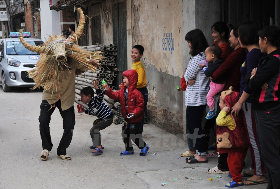 Niños juegan con un búfalo (Fuente: VNA)
