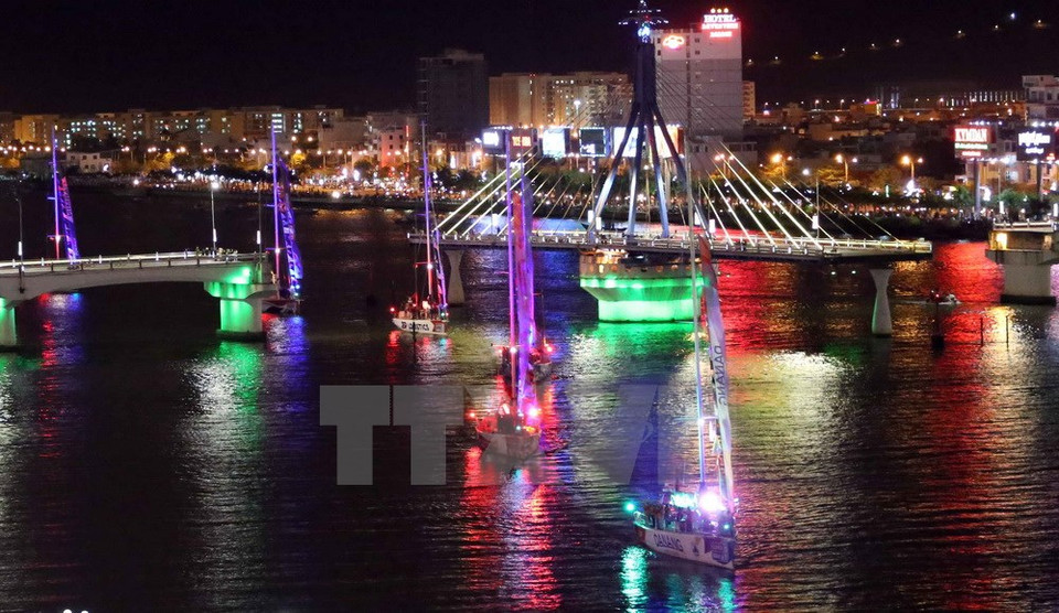 Se puede ver en la foto, el puente Song Han estaba pivotando (Fuente: VNA) 