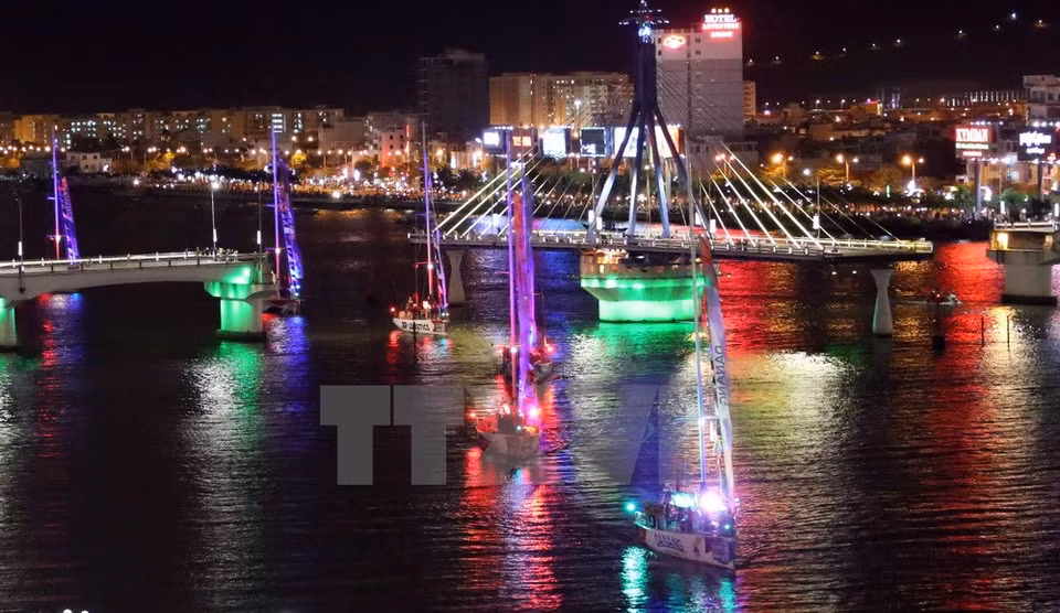 Se puede ver en la foto, el puente Song Han estaba pivotando (Fuente: VNA) 