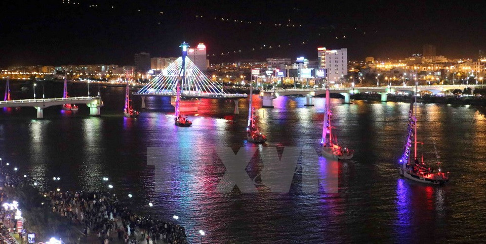 El desfile fue efectuado ayer en el río Han, conocido sitio turístico de Da Nang (Fuente: VNA)