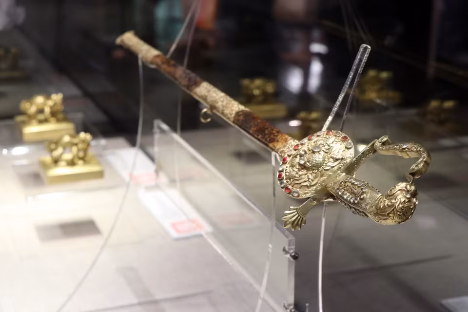 An dan bao kiem, espada bañada de oro de la era del emperador Khai Dinh. (Fuente:VNA)