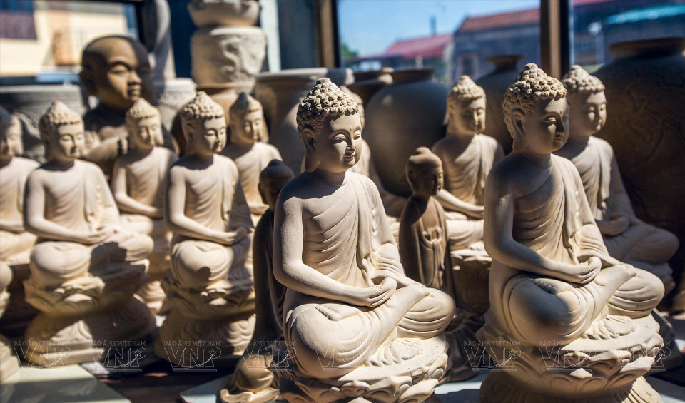 Productos de cerámica tallados con la imagen de Buda están listos para recibir los siguientes pasos en el proceso creativo, antes de ser exhibidos. (Fuente:Revista Ilustrada Vietnam)