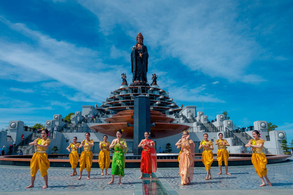 Danza de la minoría étnica Khmer en la cima de la montaña Ba Den, donde se encuentra también la estatua más alta de Buda en Asia. (Fuente:VNA)