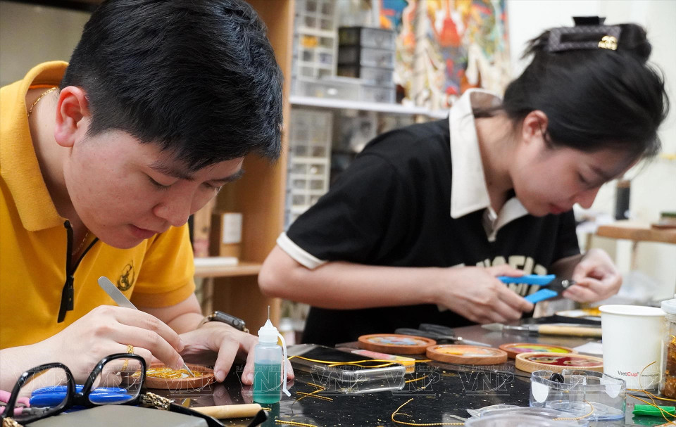 Hoa kim sa requiere que los trabajadores sean meticulosos para poder crear productos más cercanos al arte tradicional. (Fuente: Revista Ilustrada Vietnam)