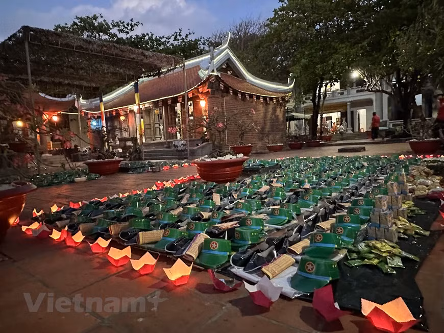 Un réquiem en homenaje póstumo a los héroes, mártires y compatriotas fallecidos en las aguas de Truong Sa tuvo lugar en la pagoda de Truong Sa Lon. (Foto: VNA)