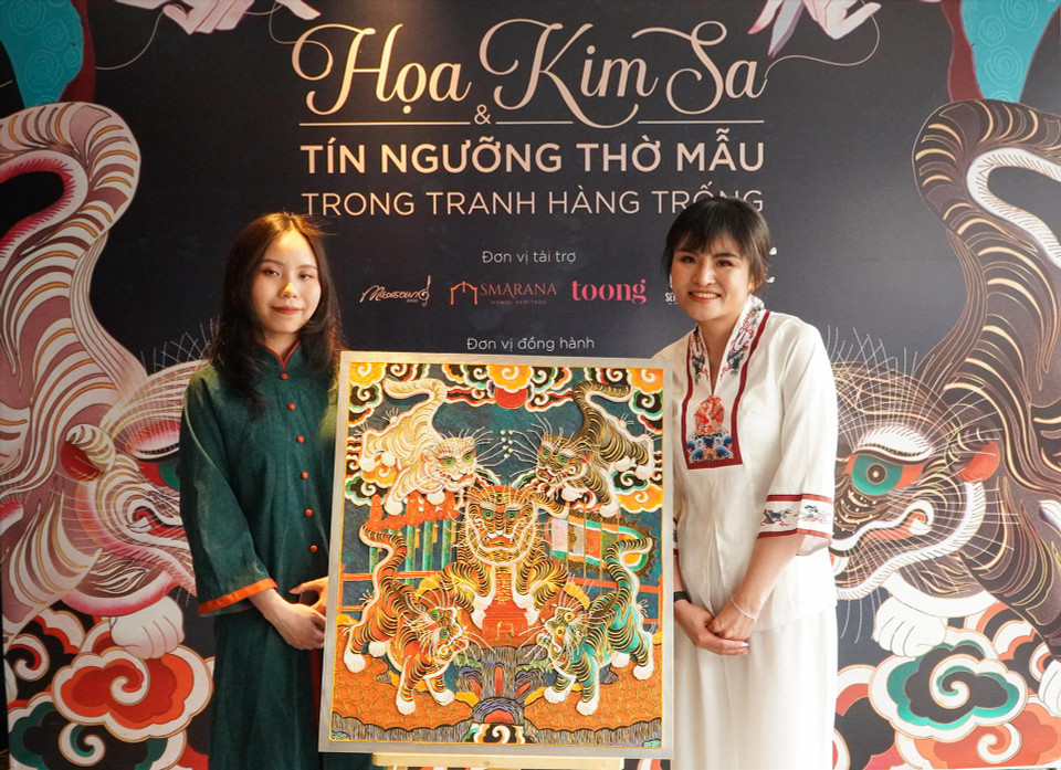 El Grupo Hoa Gam presenta la pintura popular “Cinco Dioses Tigres” que pertenece a los tipos de pintura folklórica de Hang Trong, transformada y perfeccionada por la técnica de esmaltado o Hoa kim sa. (Fuente: Revista Ilustrada Vietnam)
