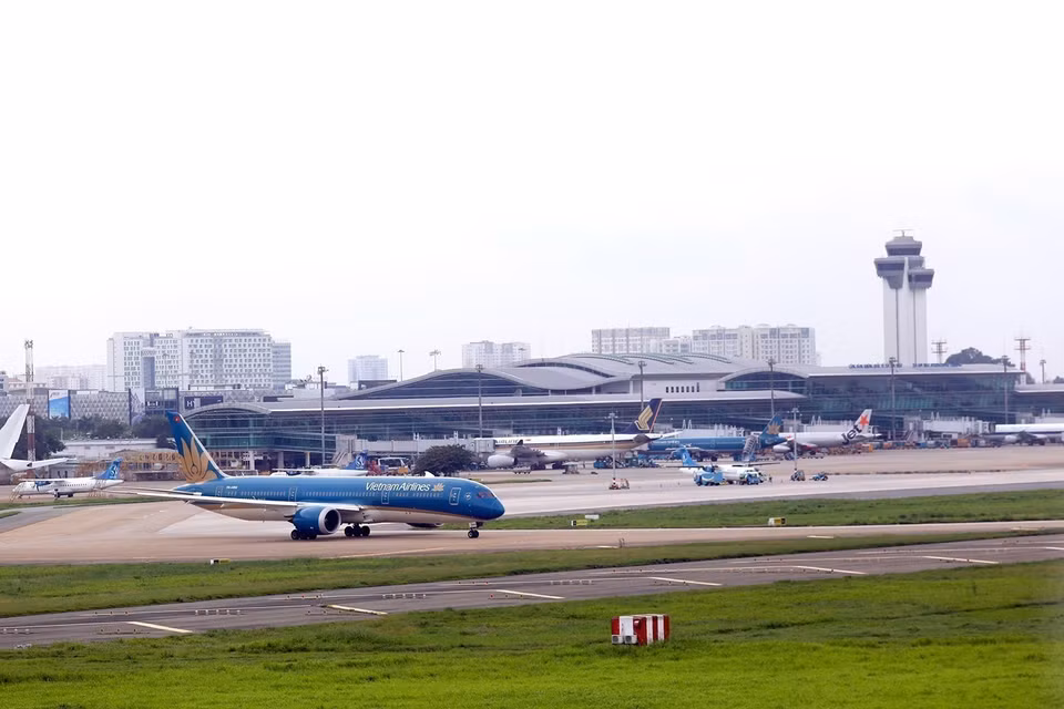 Se espera que el aeropuerto internacional de Tan Son Nhat en Ciudad Ho Chi Minh tenga una capacidad de transporte de pasajeros de 50 millones de personas por año, mientras el volumen de carga de mercancías es de 0,8 a un millón de toneladas por año. (Fuente: VNA)