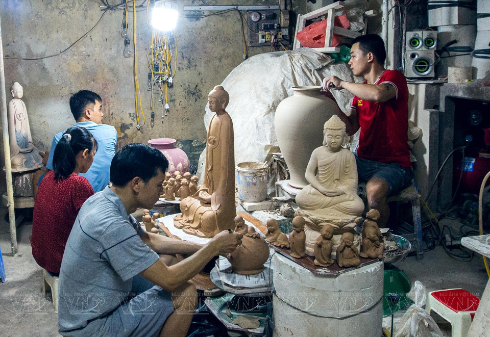 Pham Minh Quang tiene 34 años de experiencia y se especializa en el tallado de flores de loto y estatuas de Buda en cerámica. (Fuente: Revista Ilustrada Vietnam)