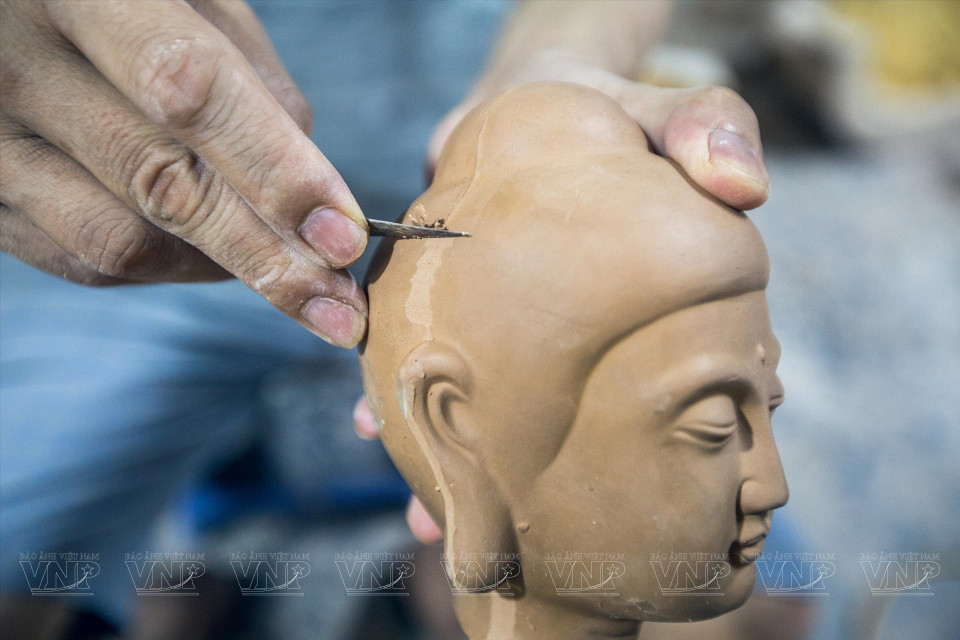Artesano trabaja la imagen de Buda para darle una forma más adecuada. (Fuente:Revista Ilustrada Vietnam)