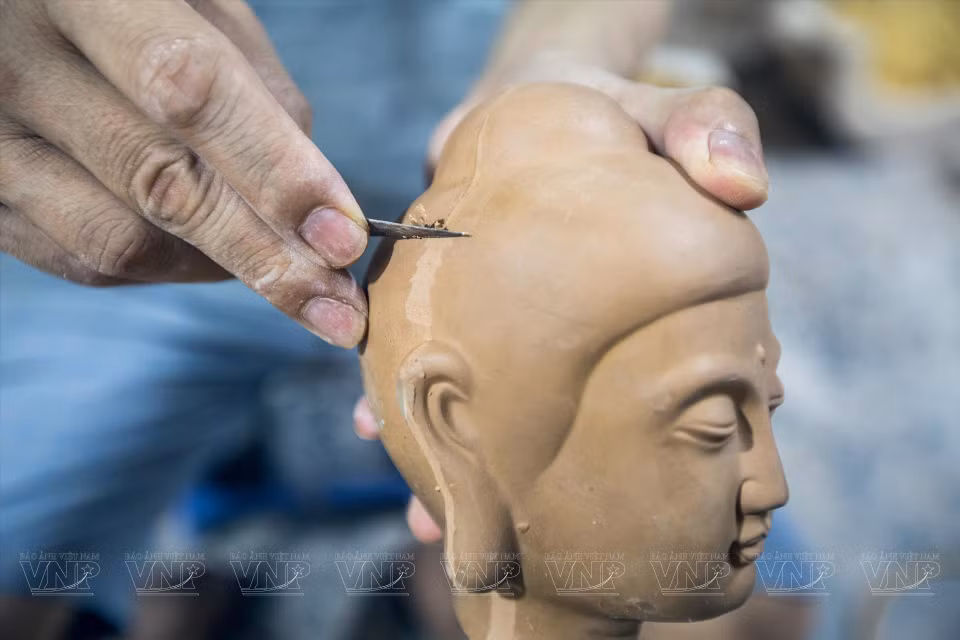Artesano trabaja la imagen de Buda para darle una forma más adecuada. (Fuente:Revista Ilustrada Vietnam)