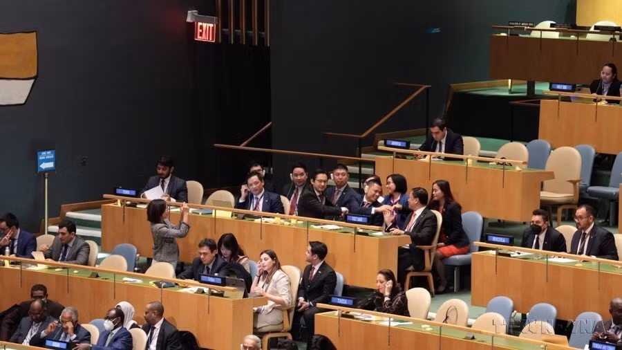 La alegría de la delegación vietnamita cuando el país de origen fue elegido miembro del Consejo de Derechos Humanos de las Naciones Unidas para el período 2023-2025. (Fuente:VNA)