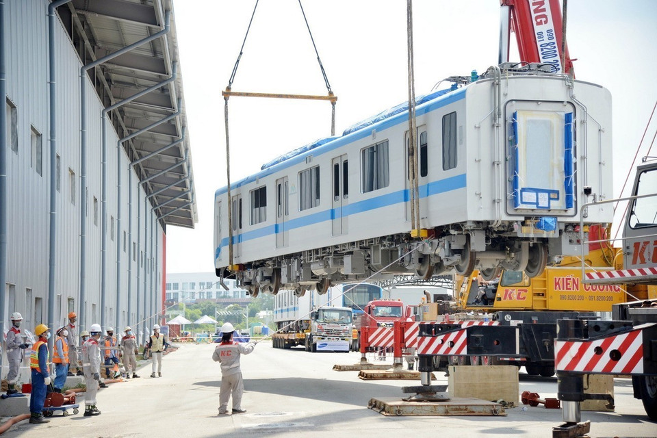 Instalan el primer vagón del tren número 2 de la línea de metro 1 que conecta el mercado Ben Thanh, en el distrito 1, y el parque Suoi Tien, en el distrito 9, en Ciudad Ho Chi Minh. (Fuente: VNA)