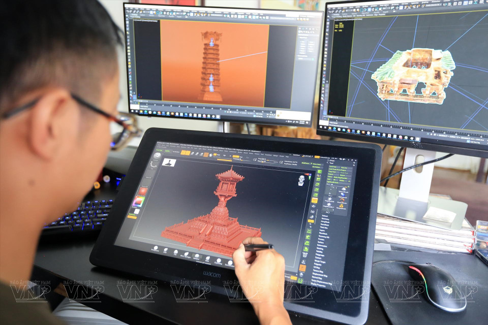 El arquitecto Dinh Viet Phuong utilizó la tecnología 3D para digitalizar dibujos de algunos productos culturales budistas. (Fuente:VNA)