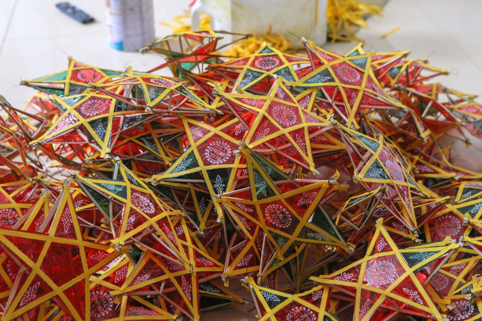 Productos de linternas con forma de estrellas. (Fuente:VNA)