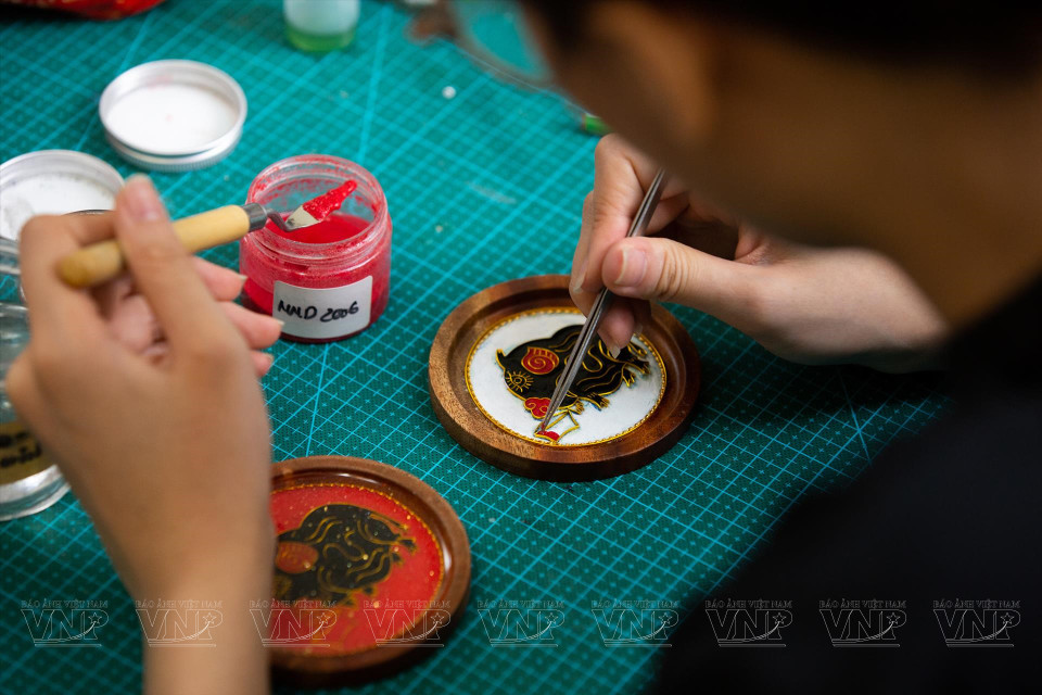 Después de terminar de colocar el alambre de cobre para tener un marco de patrón específico, el trabajador comienza a mezclar arenas en diferentes colores. (Fuente: Revista Ilustrada Vietnam)