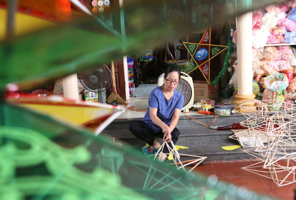 Los aldeanos de Bao Dap fabrican linternas con forma de estrellas. (Fuente:VNA)