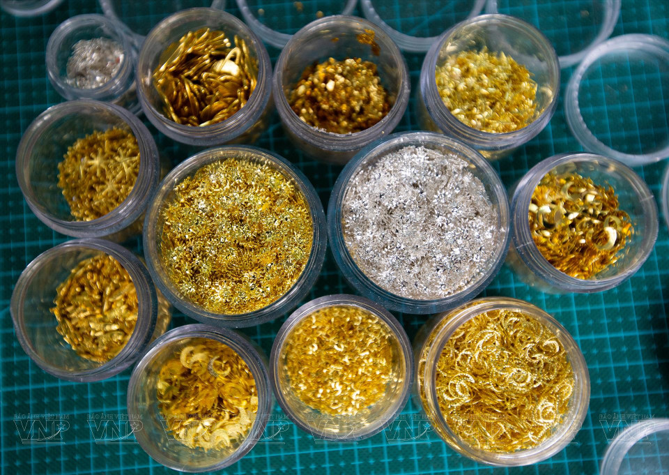 Materiales utilizados para crear patrones en el arte de Hoa kim sa. (Fuente: Revista Ilustrada Vietnam)