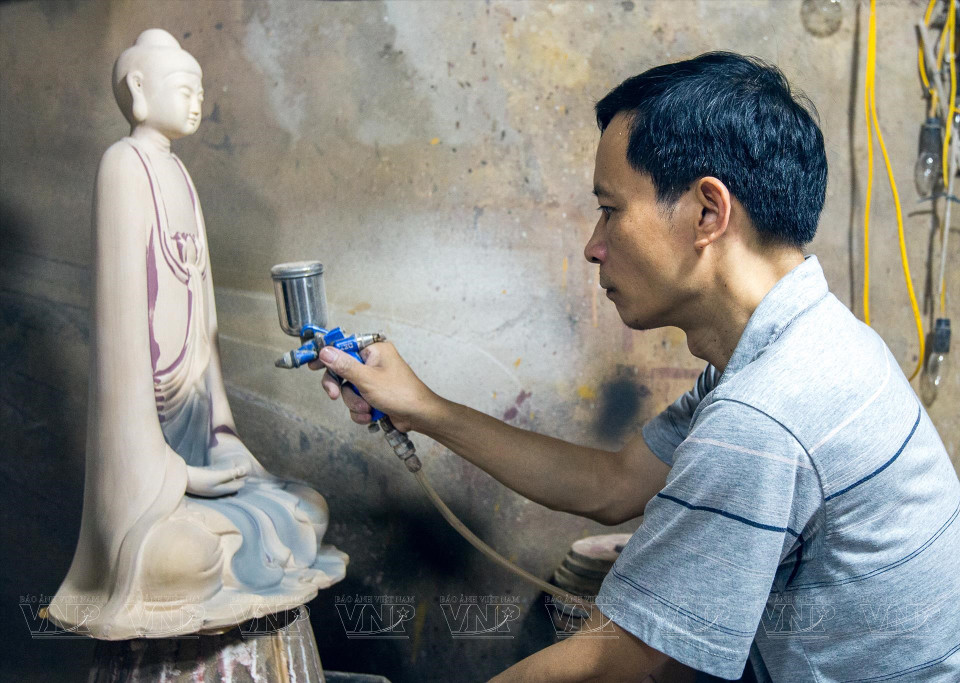 Artista da color a la estatua de Buda. (Fuente:Revista Ilustrada Vietnam)