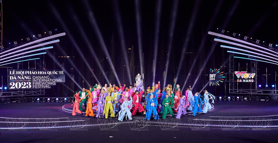 Además de los fuegos artificiales, en la cuarta noche de presentación de DIFF 2023, se llevaron a cabo numerosas actuaciones artísticas explosivas. (Revista Ilustrada Vietnam)