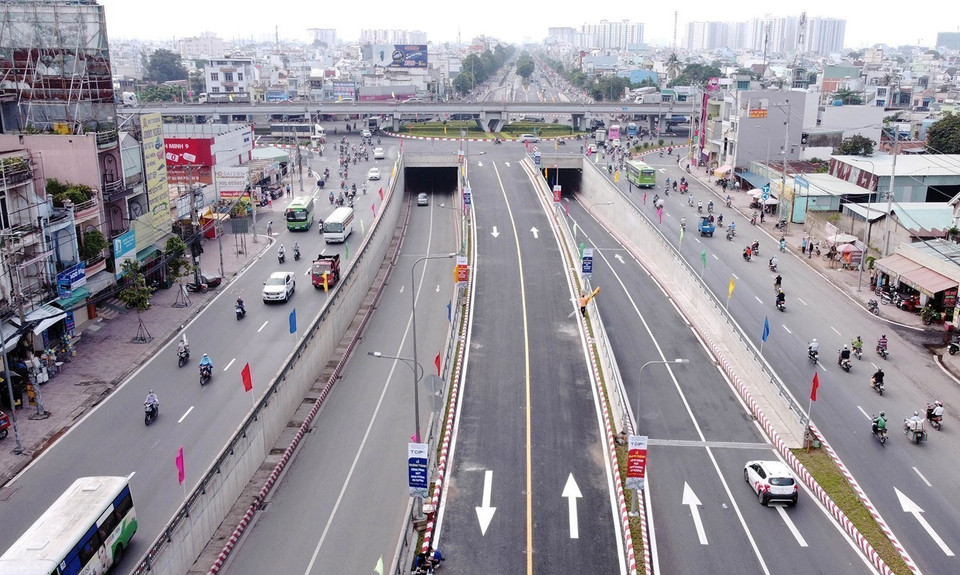La Intersección de tráfico An Suong, en Ciudad Ho Chi Minh, con una escala de tres pisos, contribuye a resolver el “punto negro” de congestión y accidentes del transporte vial en el área de entrada en el noroeste de la metrópolis, conectando la urbe con la provincia sureña de Tay Ninh a través de la autopista 22 y las localidades en el Delta del río Mekong mediante la avenida 1. (Fuente: VNA)