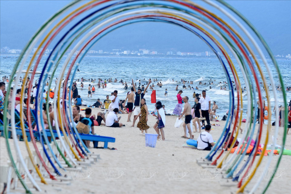 El turismo de Da Nang luce vibrante durante la temporada del Festival Internacional de Fuegos Artificiales. (Revista Ilustrada Vietnam)