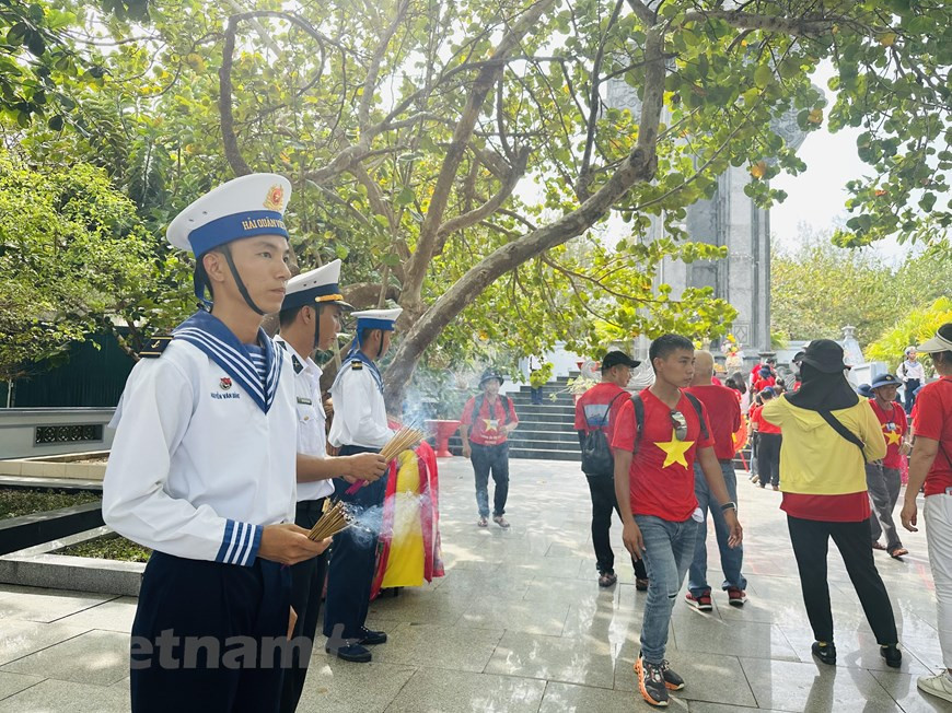 Soldados de la Armada Popular de Vietnam preparan inciensos para las delegaciones que llegan al Monumento a los Héroes y Mártires en Truong Sa. (Foto: VNA)