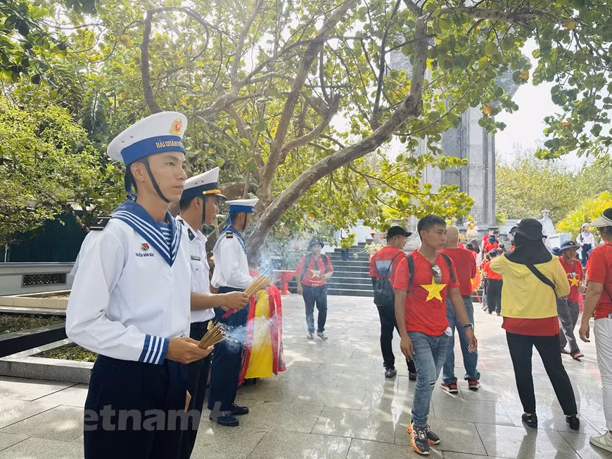 Soldados de la Armada Popular de Vietnam preparan inciensos para las delegaciones que llegan al Monumento a los Héroes y Mártires en Truong Sa. (Foto: VNA)