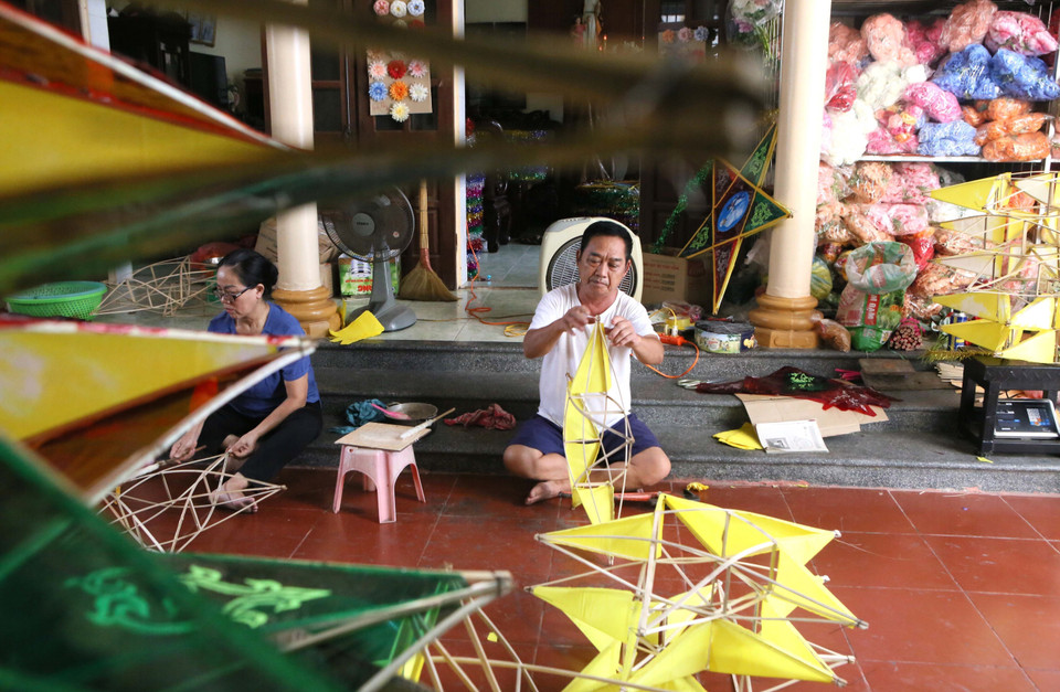 Cada persona está a cargo de un trabajo para fabricar linternas con forma de estrellas. (Fuente:VNA)