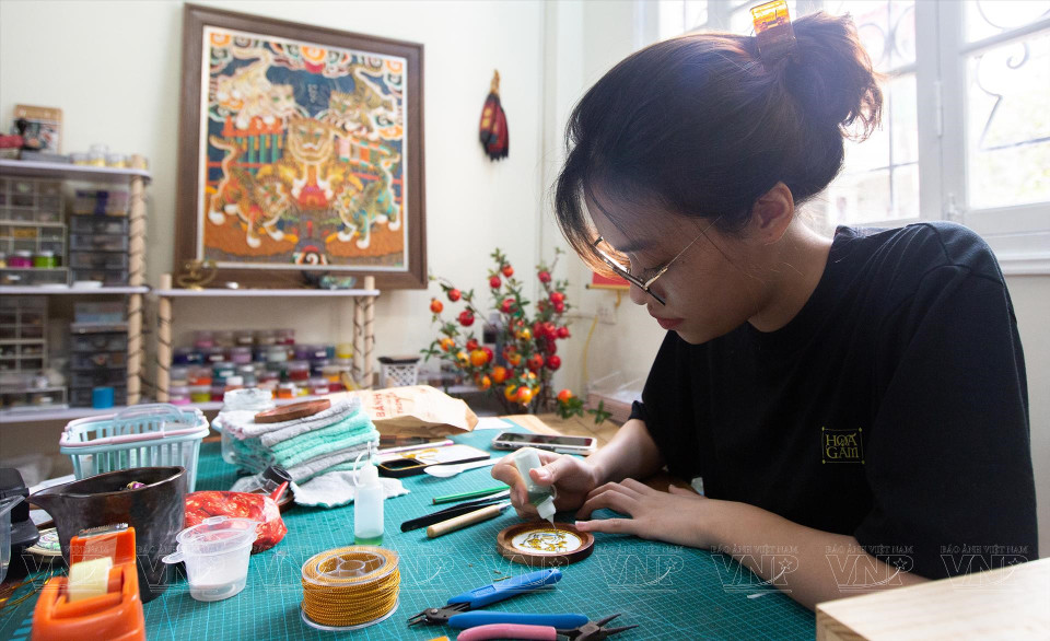 Minh Ngoc, una estudiante de la Universidad de Hanoi, al principio venía solo para experimentar la técnica, pero la pasión la convirtió en uno de los miembros del grupo. (Fuente: Revista Ilustrada Vietnam)