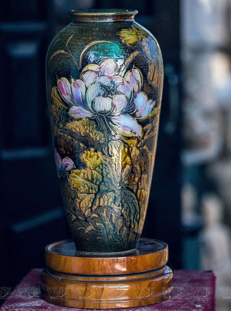 Hojas y flores de loto en jarrón de cerámica. (Fuente:Revista Ilustrada Vietnam)