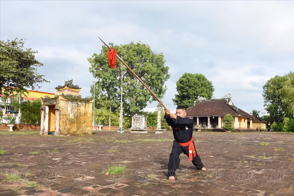El maestro Ha Nhat Linh enseña a realizar una postura típica del arte marcial (Foto: VNA)
