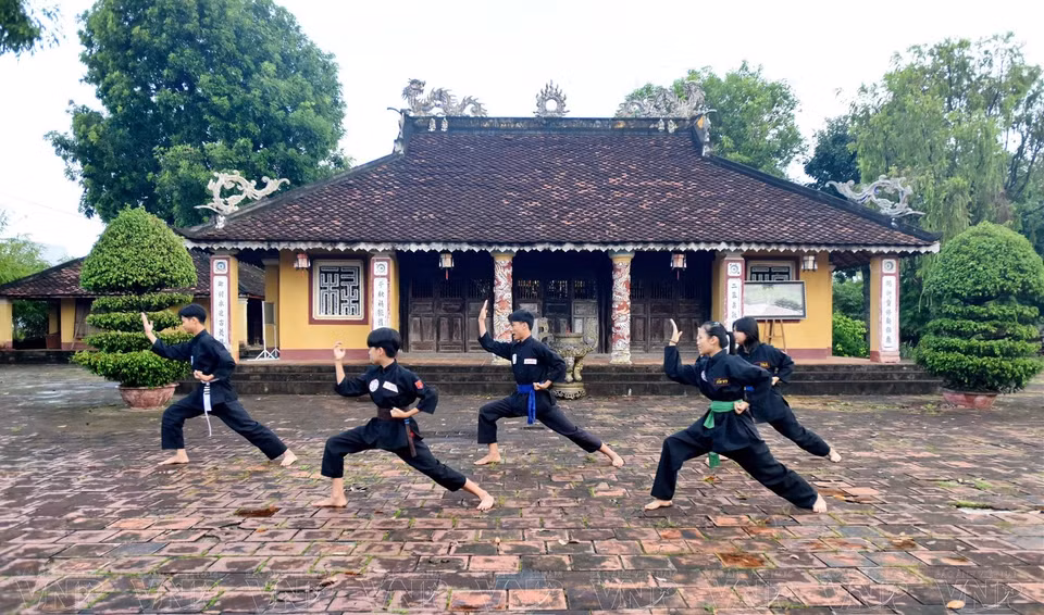 Una sesión de entrenamiento de artes marciales de estudiantes de artes marciales de la secta Bach Long en An Khe Truong, que en el pasado fue el punto de contacto de los hermanos Tay Son con el pueblo Ba Na para reunir fuerzas de construir un ejército insurgente. (Foto: VNA)