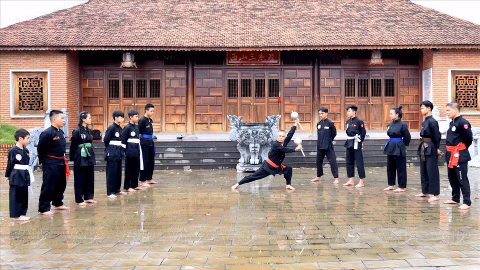 El maestro Thai Minh Quang enseña a sus discípulos la famosa técnica de la secta de artes marciales Bach Long. (Foto: VNA)