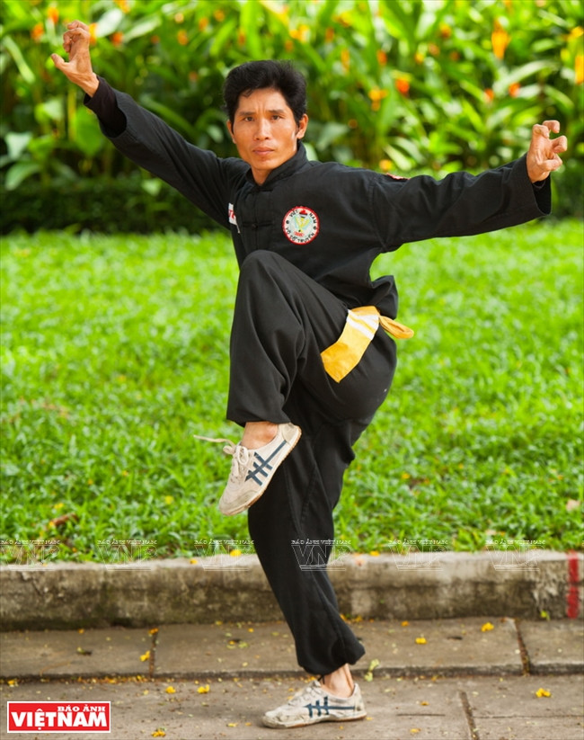 “Kim ke doc lap” (sobre un pie con las alas abiertas).