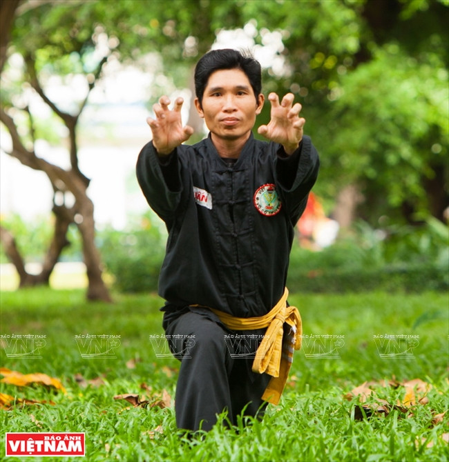 El cuadro “Song trao hung ke” (dos patadas) en la forma Hung ke quyen de la escuela de artes marciales Tan Khanh – Ba Tra.