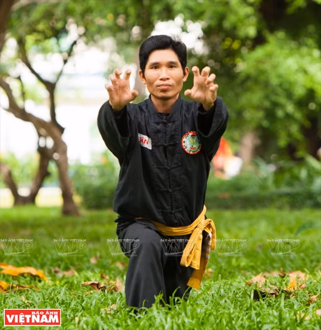 El cuadro “Song trao hung ke” (dos patadas) en la forma Hung ke quyen de la escuela de artes marciales Tan Khanh – Ba Tra.