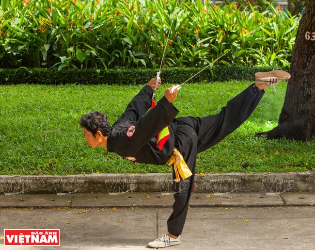 “Hung ke khoi chien” (movimiento de las alas expresado a través de alfanjes o espadas).