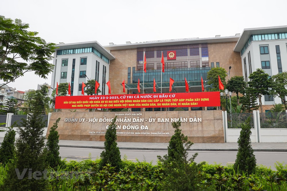 Las avenidas de Tran Duy Hung y Nguyen Chi Thanh en Hanoi se decoran con banderas, pancartas y lemas, creando una atmósfera alegre entre las personas, en saludo a las próximas elecciones de diputados a la Asamblea Nacional de Vietnam de la XV Legislatura y los Consejos Populares de todos los niveles para el mandato 2021-2016, previstas a efectuarse el 23 de mayo venidero. El ambiente de las elecciones nacionales se ha extendido por todas las calles y callejones de la capital. Para garantizar las condiciones favorables a los comicios y minimizar los impactos de la pandemia, el Consejo Electoral Nacional ha emitido una serie de documentos sobre los planes de implementación de la votación para los candidatos que se encuentran en cuarentena por la epidemia. (Foto: Vietnam+)