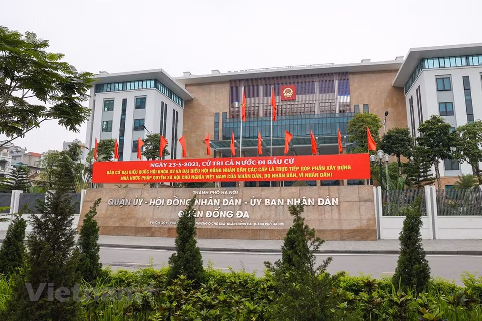 Las avenidas de Tran Duy Hung y Nguyen Chi Thanh en Hanoi se decoran con banderas, pancartas y lemas, creando una atmósfera alegre entre las personas, en saludo a las próximas elecciones de diputados a la Asamblea Nacional de Vietnam de la XV Legislatura y los Consejos Populares de todos los niveles para el mandato 2021-2016, previstas a efectuarse el 23 de mayo venidero. El ambiente de las elecciones nacionales se ha extendido por todas las calles y callejones de la capital. Para garantizar las condiciones favorables a los comicios y minimizar los impactos de la pandemia, el Consejo Electoral Nacional ha emitido una serie de documentos sobre los planes de implementación de la votación para los candidatos que se encuentran en cuarentena por la epidemia. (Foto: Vietnam+)