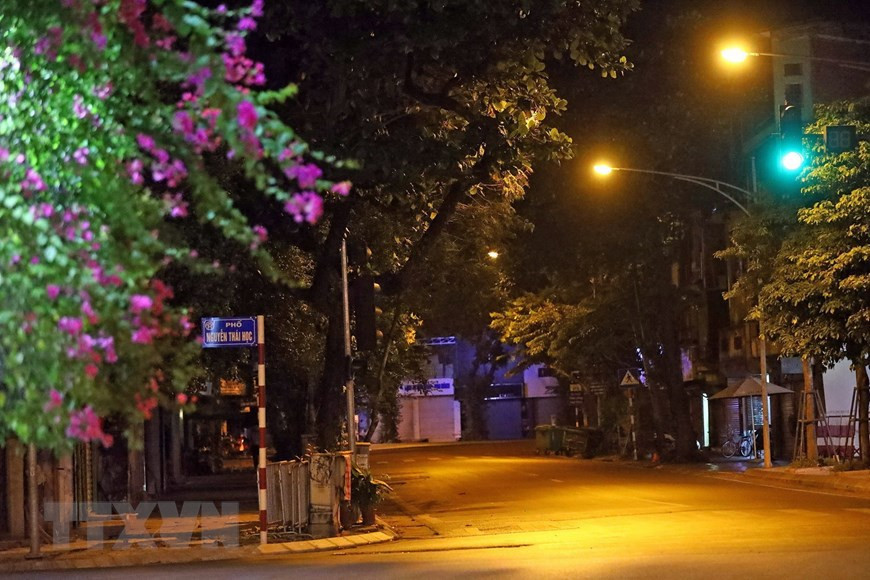 La belleza romántica en la esquina de la calle de Le Duan y Nguyen Thai Hoc por la noche (Foto: VNA)