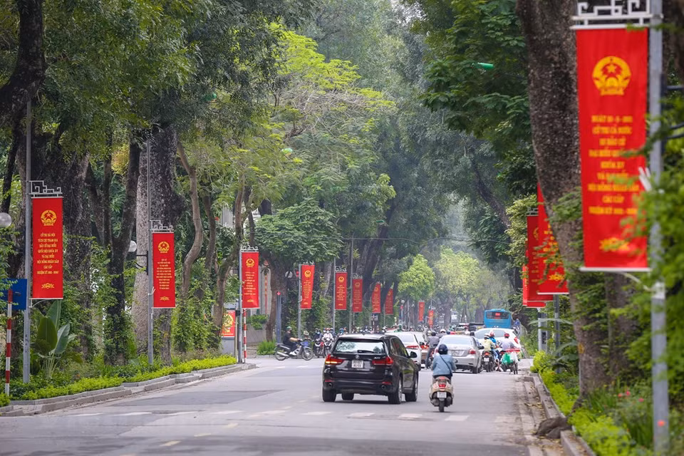 En medio de la evolución compleja de la pandemia de COVID-19, las autoridades de Hanoi han implementado estrictamente las directrices del Estado para garantizar la seguridad absoluta durante las elecciones de diputados a la Asamblea Nacional de Vietnam de la XV Legislatura y los Consejos Populares de todos los niveles para el período 2021-2026, programadas para el próximo día 23. Todo está listo para ese importante evento, gran fiesta de todo el pueblo, en la cual cada votante que participa en estos comicios ejerce sus derechos ciudadanos y a ser dueño de la nación, así como demuestra su responsabilidad política con el destino del país. De los 866 candidatos, los electores seleccionarán a 500 diputados del Parlamento, tres mil 726 miembros de los Consejos Populares provinciales, 22 mil 952 de los distritales y 242 mil 312 a nivel de comuna. (Foto: Vietnam+)
