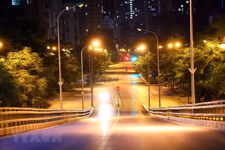 Por la noche, las calles en Hanoi se vuelven tranquilas debido a que la mayoría de los habitantes se quedan en casa ante la complicada propagación del COVID-19 (Foto: VNA)
