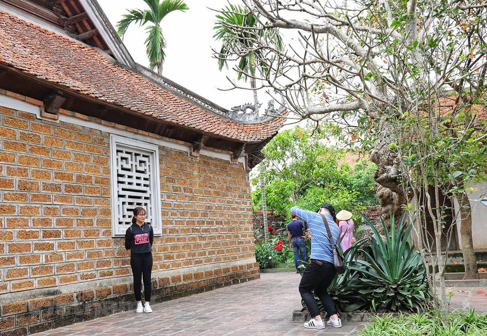 La casa comunal de Mong Phu ha sido clasificada como una reliquia histórica y cultural nacional desde 1984. La zona interior del templo incluye una hilera de casa larga. La pared exterior, la cerca y algunas otras obras de este destino están hechas de laterita. El templo de Mong Phu se construyó sobre una superficie de mil 800 metros cuadrados en 1553 durante el reinado del emperador Mac Dang Doanh. Este destino ha pasado por varias reparaciones, pero aún conserva la forma arquitectónica y escultórica de principios del siglo XIX. El templo figura entre los destinos atractivos para los turistas nacionales y extranjeros. (Foto: Vietnam+)